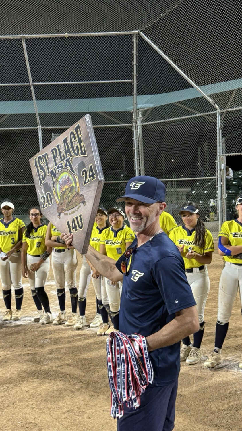 Steve Cleland holding the 2024 NSA 14U first-place plate, his team lined up behind him